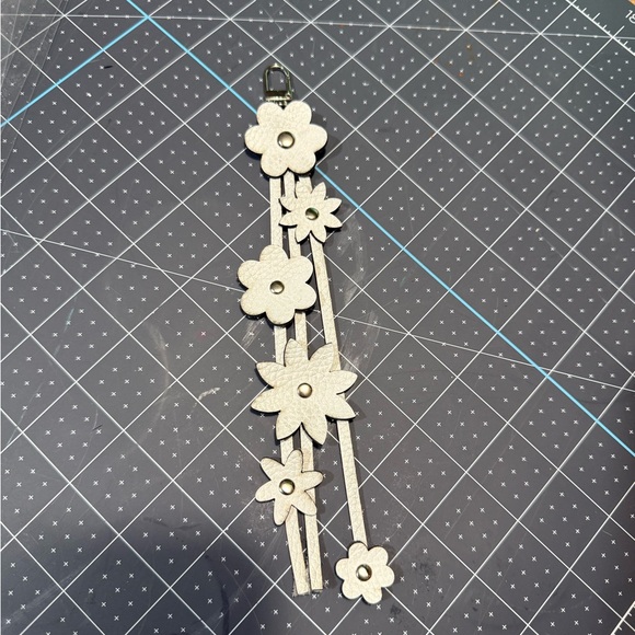 Floral Tassel Leather Bag Charm - White - Picture 6 of 8